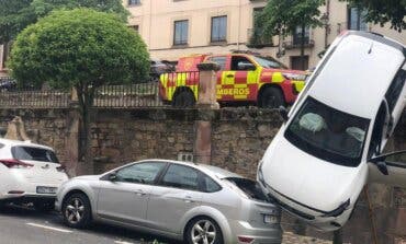 Un coche cae encima de otro en Sigüenza (Guadalajara) al fallarle los frenos  