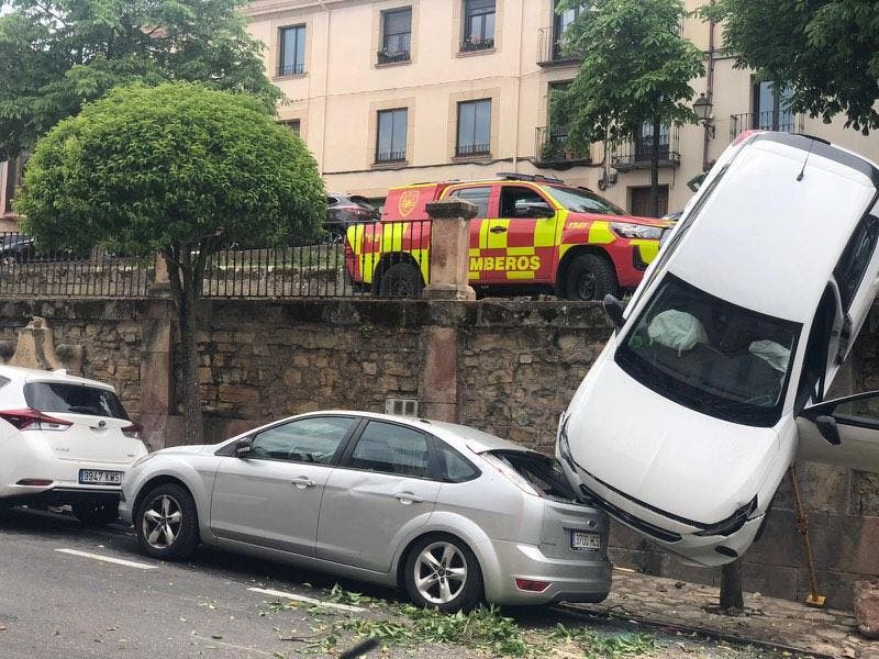 Un coche cae encima de otro en Sigüenza (Guadalajara) al fallarle los frenos  