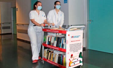 El Hospital de Torrejón inaugura un servicio de bibliotecas móviles para sus pacientes