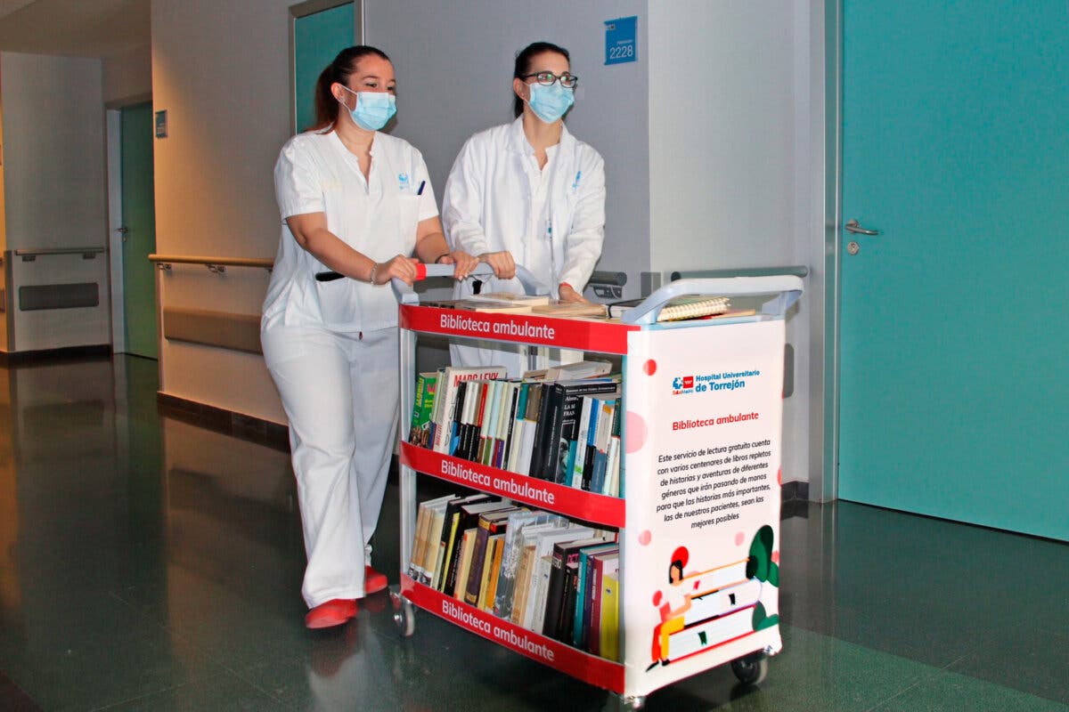 El Hospital de Torrejón inaugura un servicio de bibliotecas móviles para sus pacientes
