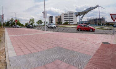 Torrejón amplía y mejora el tramo de acera junto a la rotonda del avión