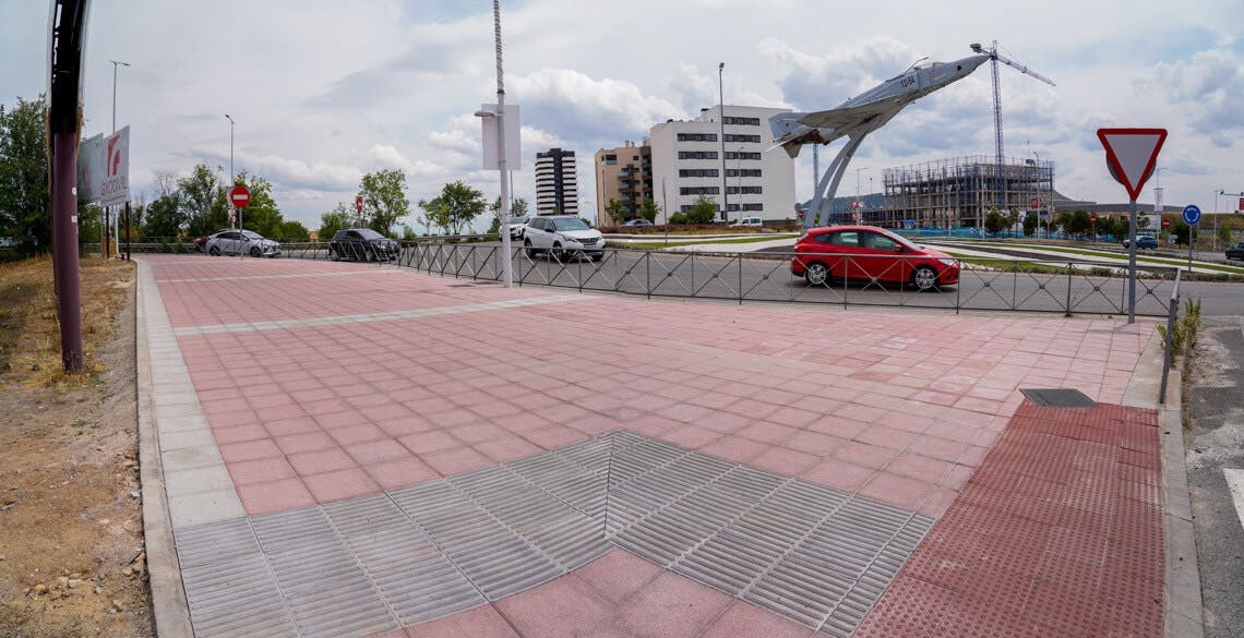 Torrejón amplía y mejora el tramo de acera junto a la rotonda del avión