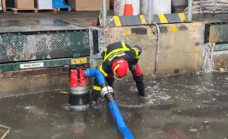 La Bomberos realizan una veintena de intervenciones por la lluvia en Alcalá de Henares
