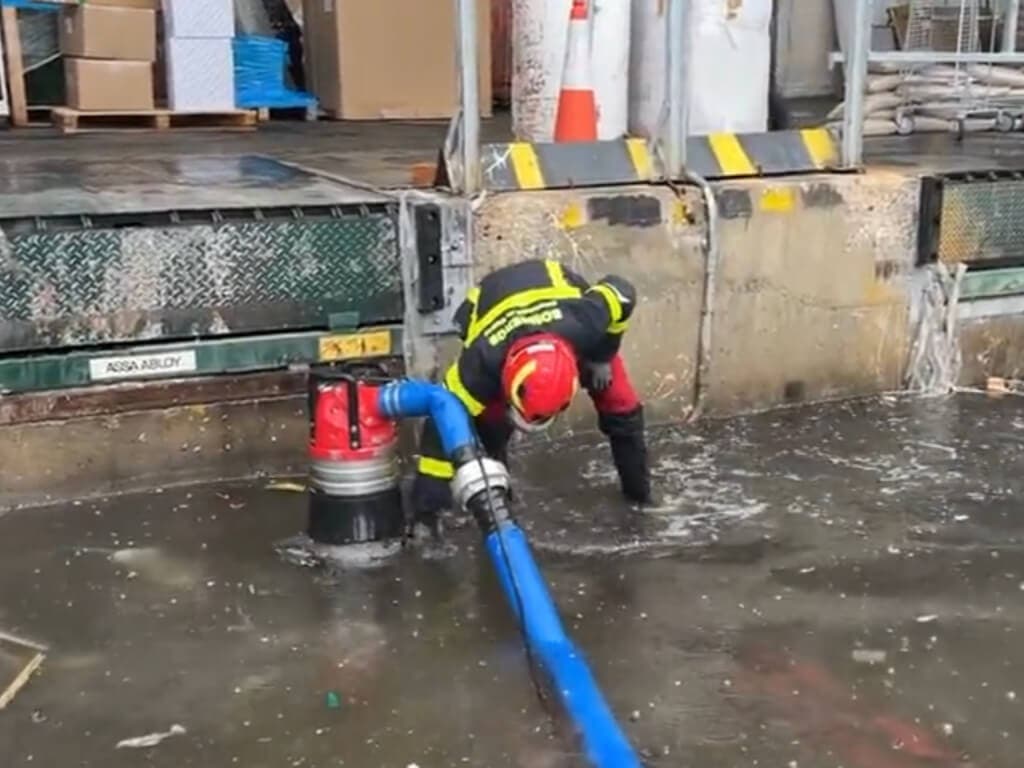 La Bomberos realizan una veintena de intervenciones por la lluvia en Alcalá de Henares