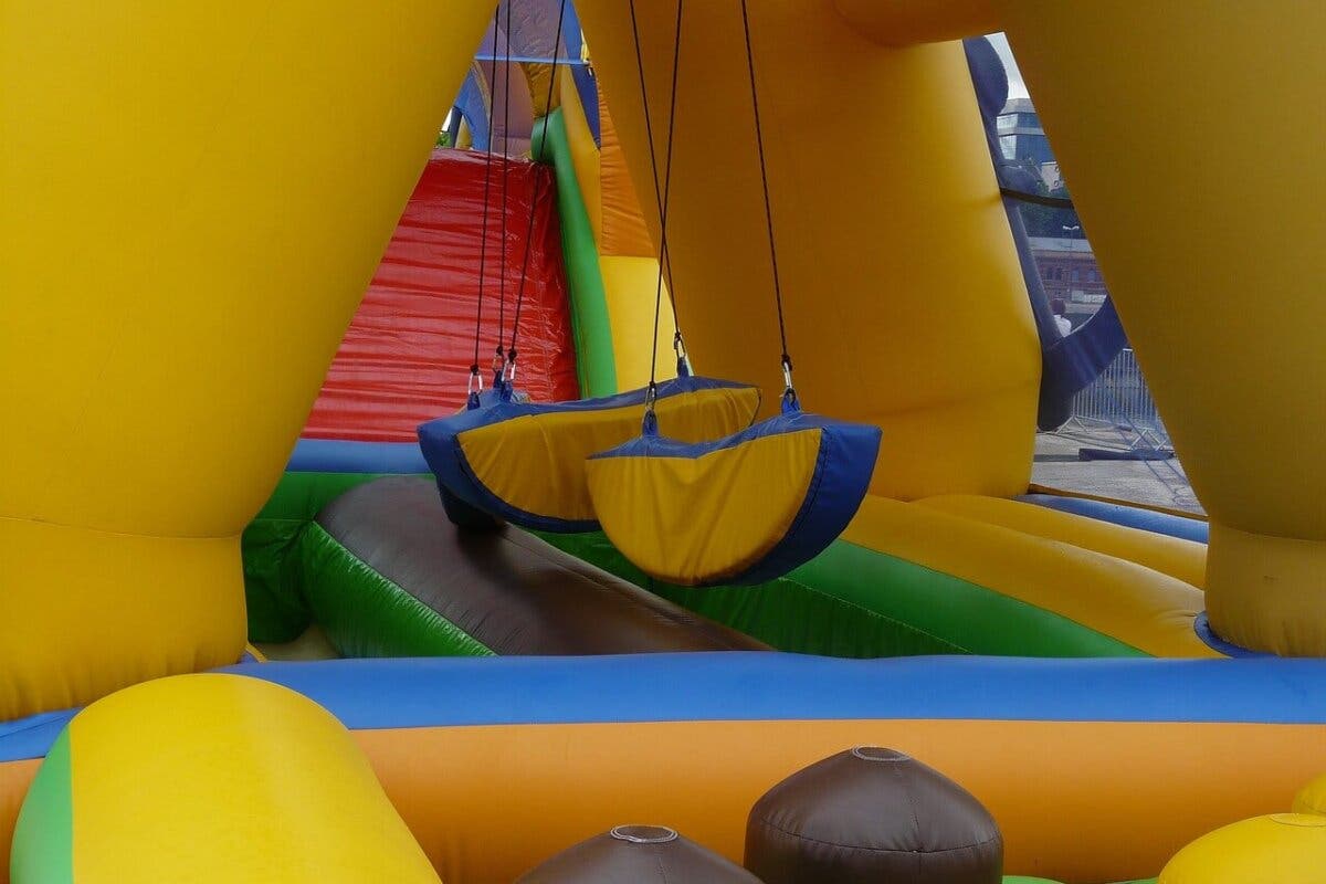 Heridos cinco niños tras salieron volando un castillo hinchable en Toledo