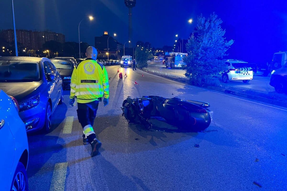 Herido muy grave un motorista de 35 años al sufrir un accidente en Madrid