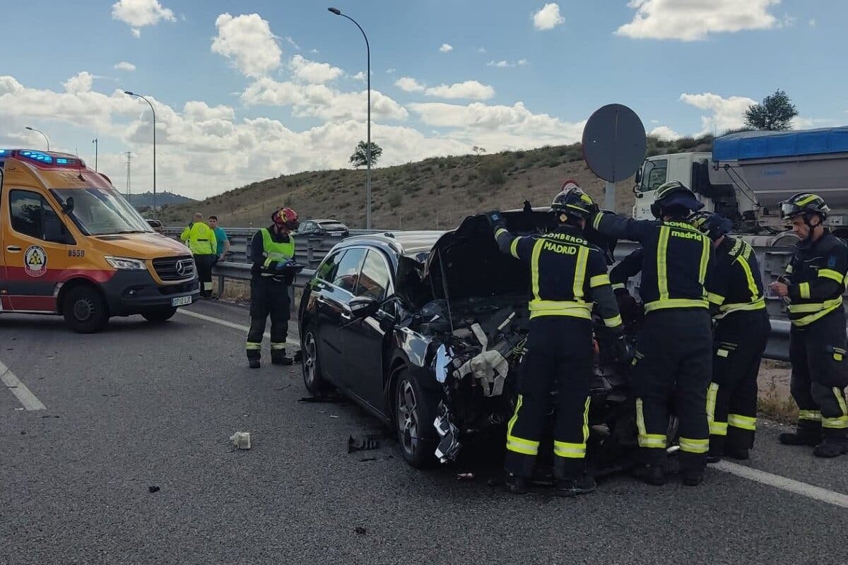 Cuatro heridos al embestir un coche a otro parado en la M-50