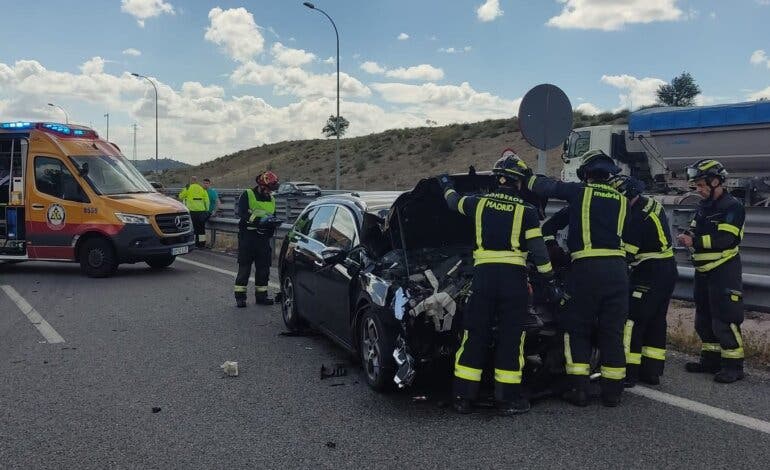 Cuatro heridos al embestir un coche a otro parado en la M-50