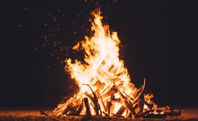 San Fernando de Henares celebra la Noche de San Juan con hogueras, música y hasta un conjuro de meigas
