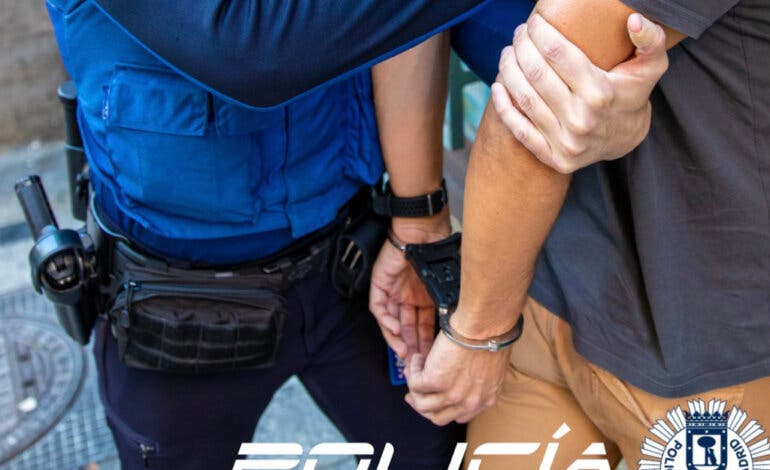 Detenido en Vallecas tras pegar a su mujer y azuzar a un perro peligroso contra la Policía