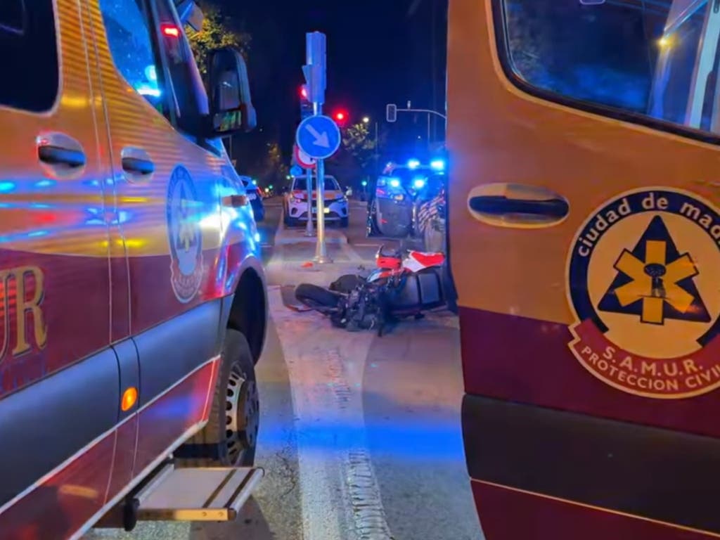 Grave el conductor de una moto de alquiler tras chocar contra un VTC en Madrid