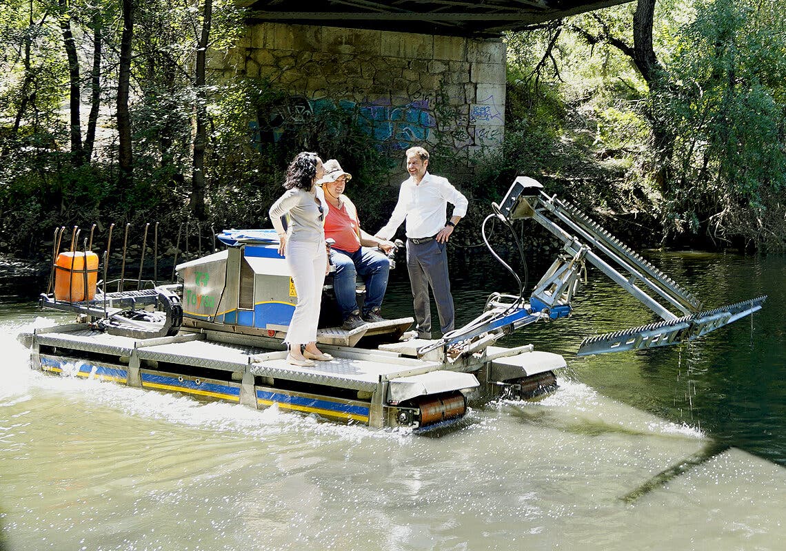 Torrejón de Ardoz: Vuelve el barco anfibio contra los mosquitos en el río Henares