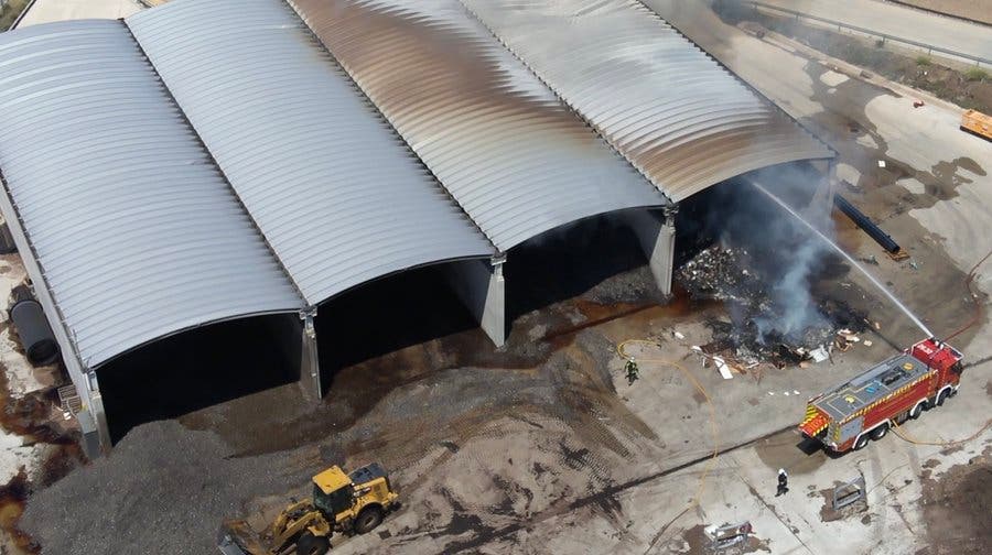 Declarado un incendio en una planta de reciclaje de Loeches