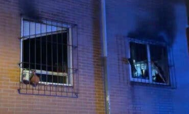 Un incendio en un edificio de Usera deja 18 personas intoxicadas por humo 
