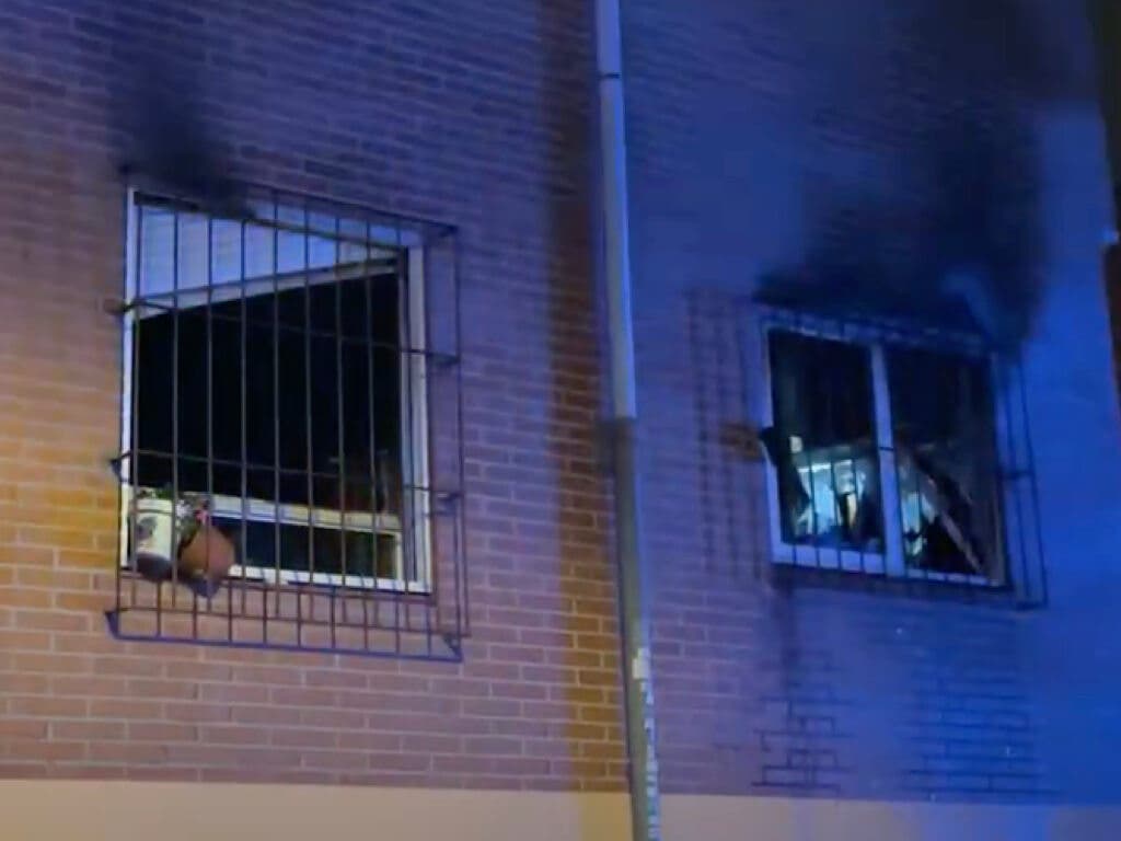 Un incendio en un edificio de Usera deja 18 personas intoxicadas por humo 