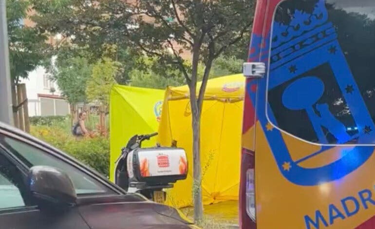 Herida grave una mujer de 83 años atropellada por una moto de reparto de comida rápida en Madrid