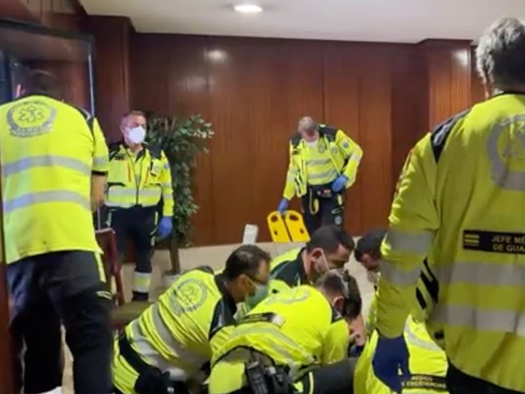 Madrid: Vecinos salvan la vida a un hombre en parada por un posible atragantamiento