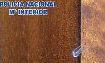 Detenidos en Coslada dos individuos marcando puertas de viviendas para luego desvalijarlas 