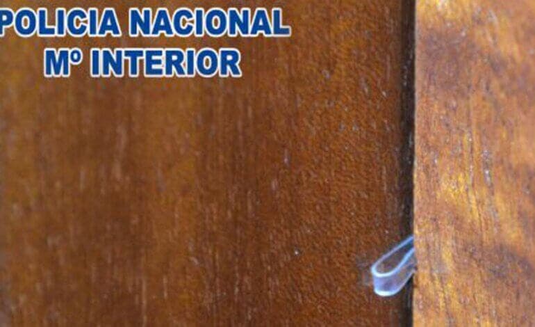 Detenidos en Coslada dos individuos marcando puertas de viviendas para luego desvalijarlas 