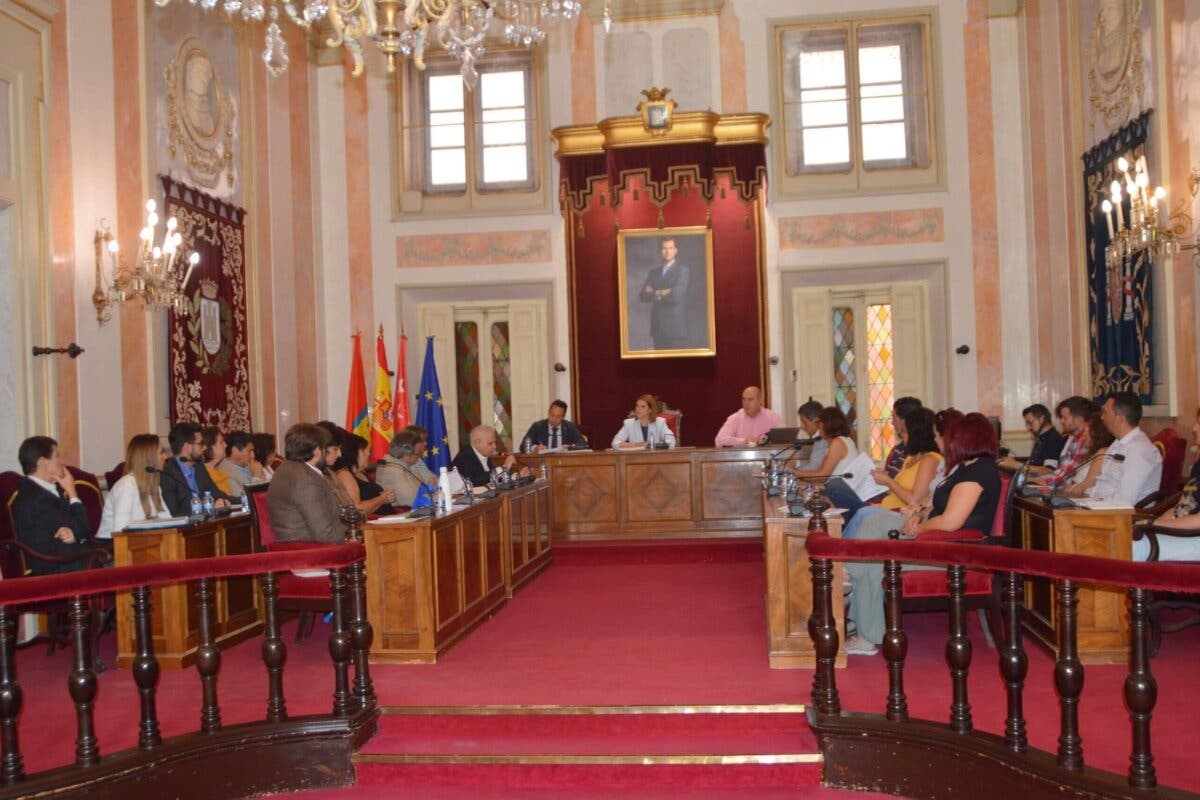 El nuevo Gobierno de Alcalá de Henares reduce el número de asesores y concejalías para ahorrar más de 330.000 euros 