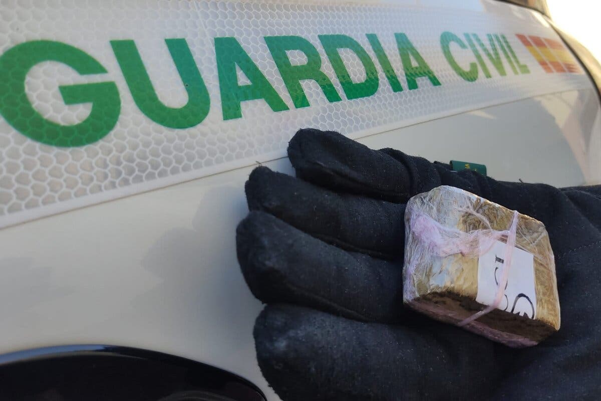 Guadalajara: Investigado un conductor que llevaba en el coche una tableta de hachís
