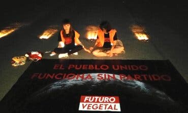 Activistas medioambientales se pegan al suelo de una pista de Barajas y obligan a cerrarla