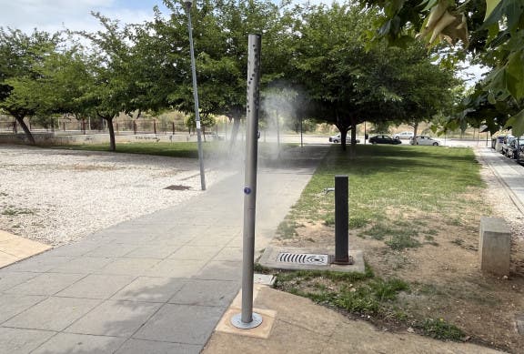 Agua nebulizada en los parques de Paracuellos de Jarama para mitigar el calor