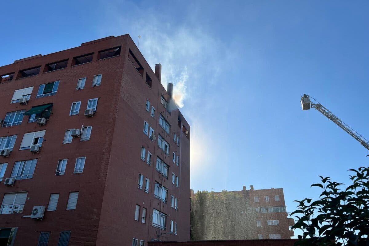 Herido grave con quemaduras en el incendio de una vivienda en Puente de Vallecas