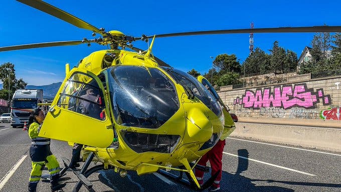 Herido grave un motorista al chocar contra una mediana en la A-6