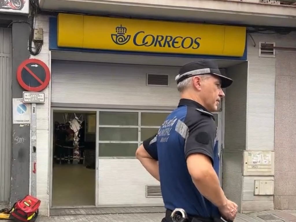 Se derrumba parte del techo de una oficina de Correos en Madrid sin causar heridos