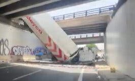 Un camión cae de la M-50 a la R-4 y provoca un gran atasco