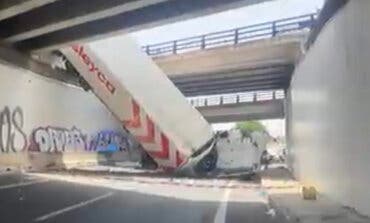 Un camión cae de la M-50 a la R-4 y provoca un gran atasco