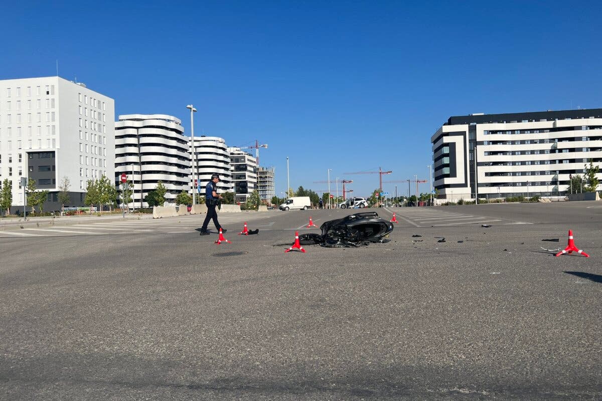 Muere un motorista tras chocar contra un camión de la basura en El Cañaveral, en Vicálvaro