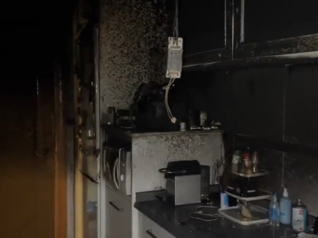 Tres intoxicados en el incendio de una vivienda en Coslada