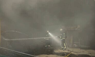 Arde una nave industrial de tratamiento de residuos de madera en Fuenlabrada