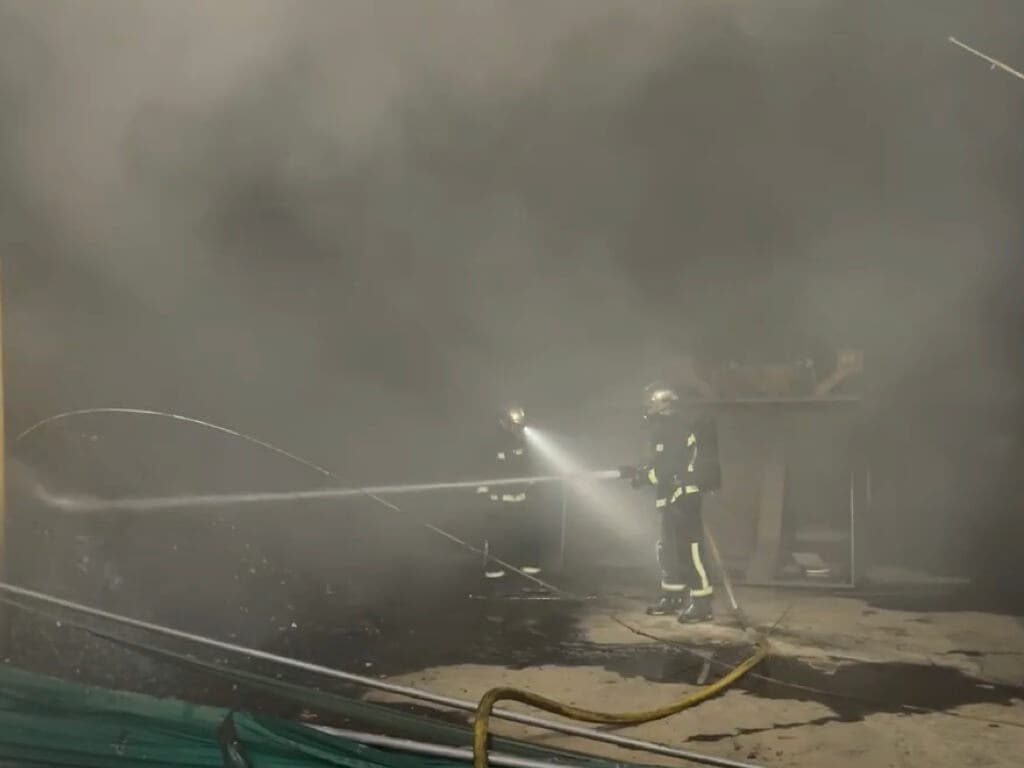 Arde una nave industrial de tratamiento de residuos de madera en Fuenlabrada