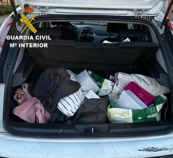 Tres detenidos en la A-2 con el maletero del coche repleto de artículos robados 