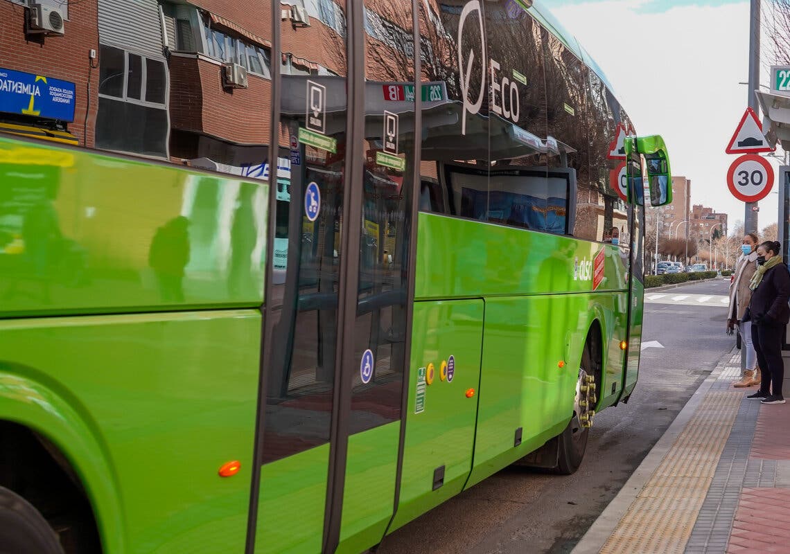 La línea de autobuses 215, que conecta Torrejón con Paracuellos, amplía su horario nocturno