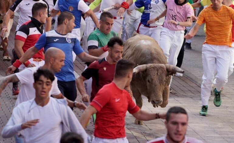 Espectaculares carreras y momentos de peligro en el cuarto encierro de las Fiestas de Sanse