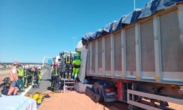 Heridos dos camioneros, uno de ellos grave, en un accidente en la M-50
