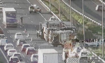 Dos carriles cortados y tres kilómetros de retención por un accidente en la A-6