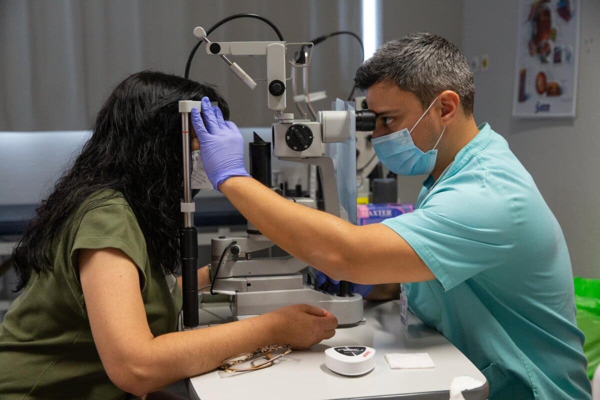 Oftalmólogos del Hospital de Torrejón advierten de los problemas oculares provocados por la sobreexposición al sol, al agua salada y al cloro
