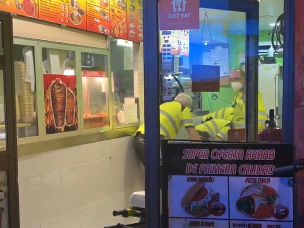 Muy grave un joven tras ser apuñalado en el corazón en un kebab de Puente de Vallecas