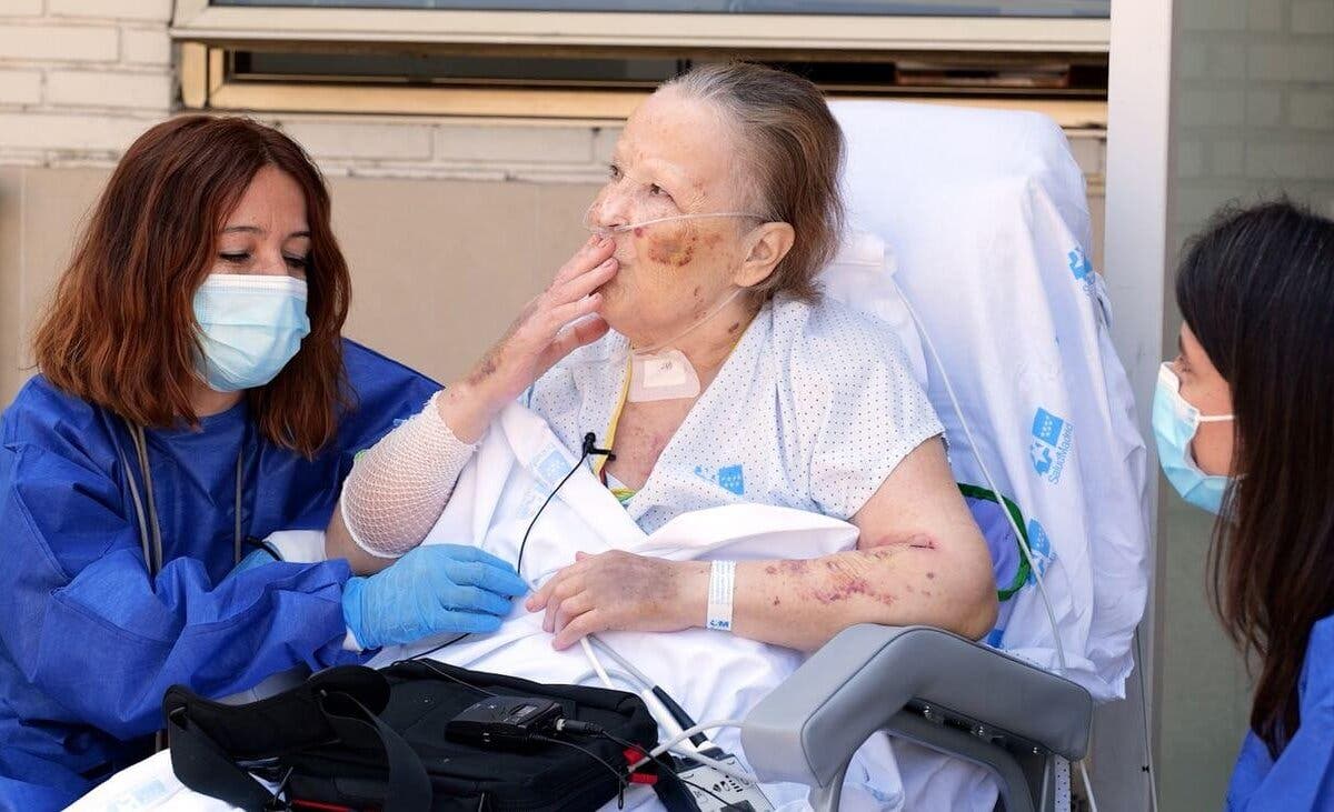 Madrid: Juana da su primer paseo y celebra sus bodas de oro tras siete meses sin salir del hospital