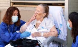 Madrid: Juana da su primer paseo y celebra sus bodas de oro tras siete meses sin salir del hospital