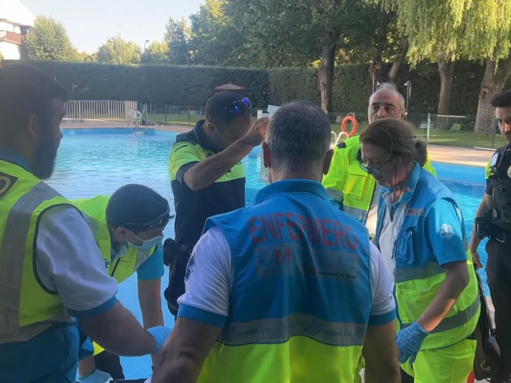 En estado crítico un joven de 34 años tras ahogarse en una piscina de Collado Villalba