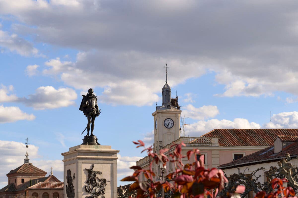 Rutas para descubrir la Plaza de Cervantes de Alcalá de Henares y las de otros de cinco municipios madrileños