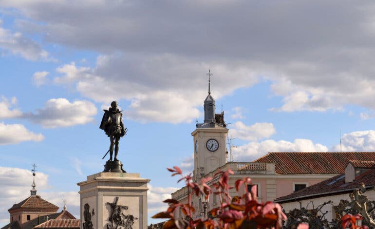 Rutas para descubrir la Plaza de Cervantes de Alcalá de Henares y las de otros de cinco municipios madrileños