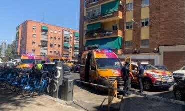 Un joven de 22 años recibe tres puñaladas y un disparo en Carabanchel