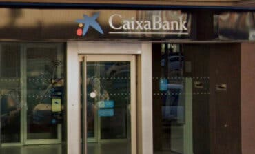Atracan un banco en Parla y huyen en patinete perdiendo por la calle parte del botín 
